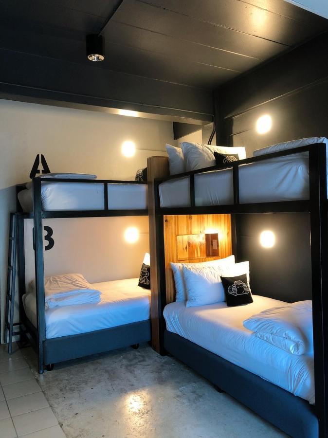 Blu Monkey Hub & Hotel Сураттхани Экстерьер фото