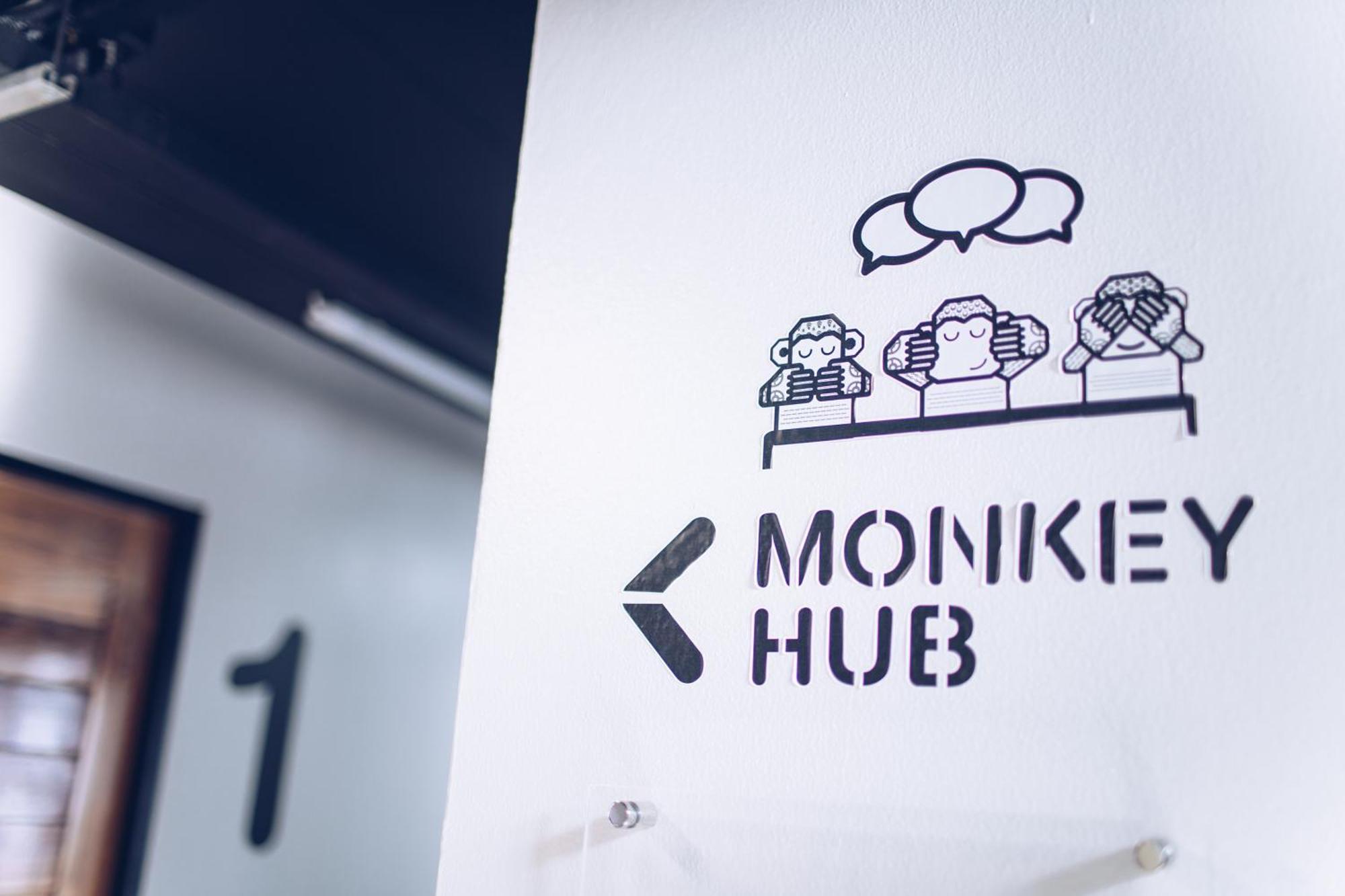 Blu Monkey Hub & Hotel Сураттхани Экстерьер фото