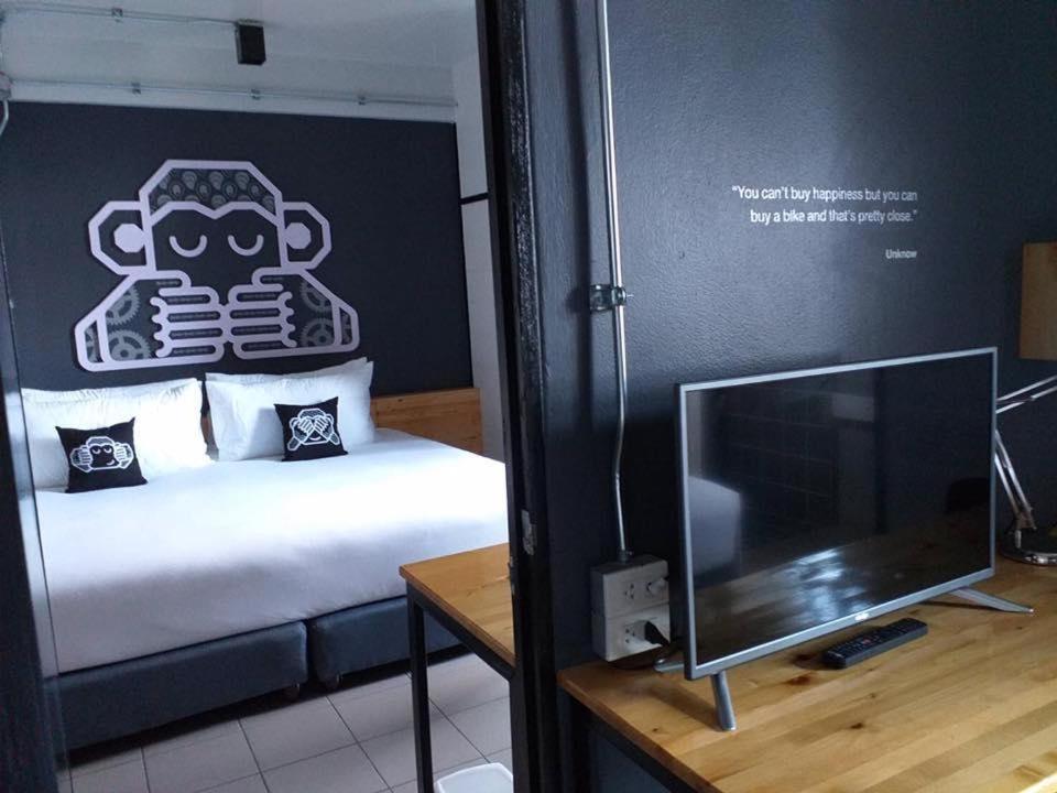Blu Monkey Hub & Hotel Сураттхани Экстерьер фото