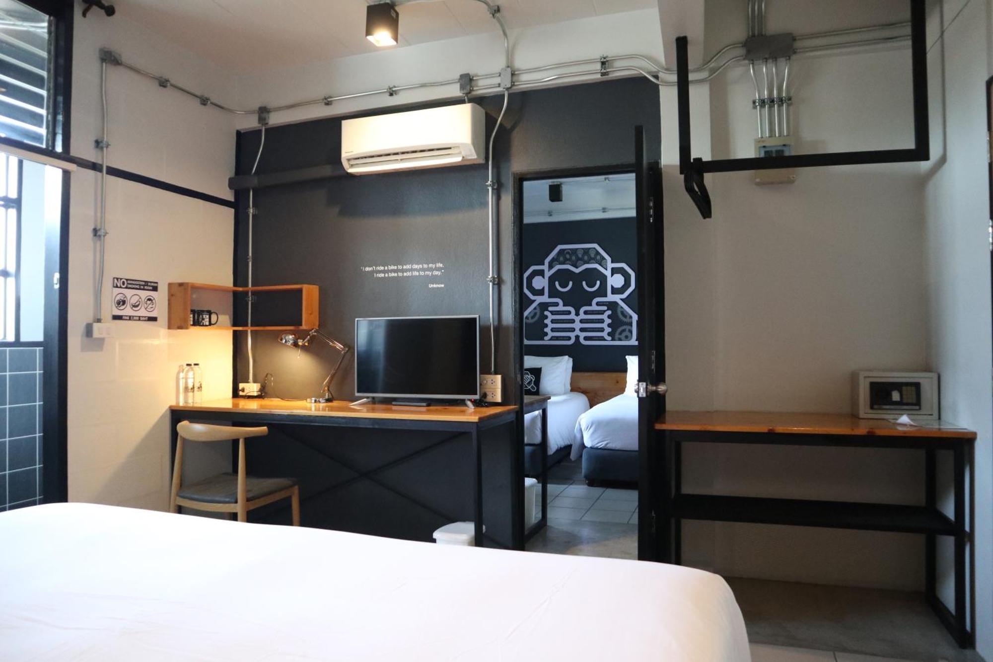 Blu Monkey Hub & Hotel Сураттхани Экстерьер фото